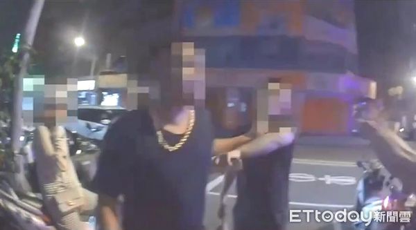 ▲吳男酒後與妻子發生爭吵，遭住戶檢舉竟施放沖天炮恐嚇。（圖／記者陸運陞翻攝）