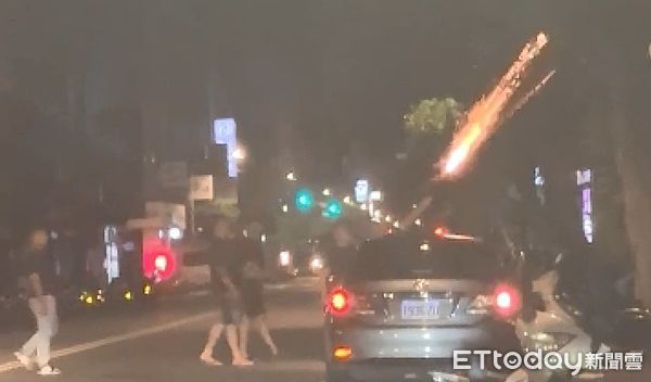 ▲吳男酒後與妻子發生爭吵，遭住戶檢舉竟施放沖天炮恐嚇。（圖／記者陸運陞翻攝）