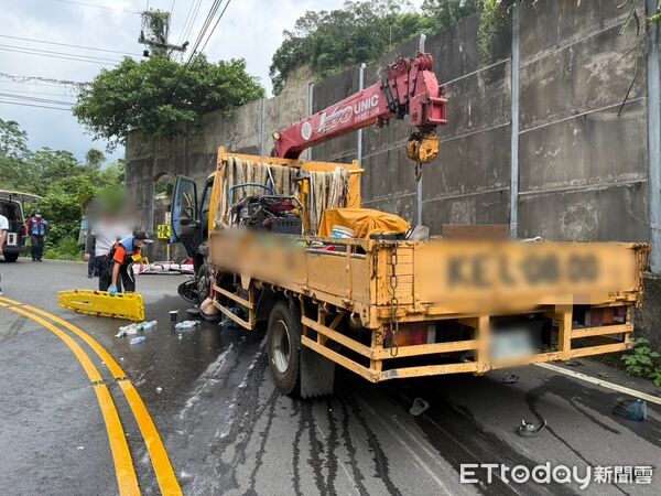 ▲台南楠西區一名20歲騎士疑似過彎不慎撞上吊車，整個人卡在車輪底下。（記者林東良翻攝，下同）