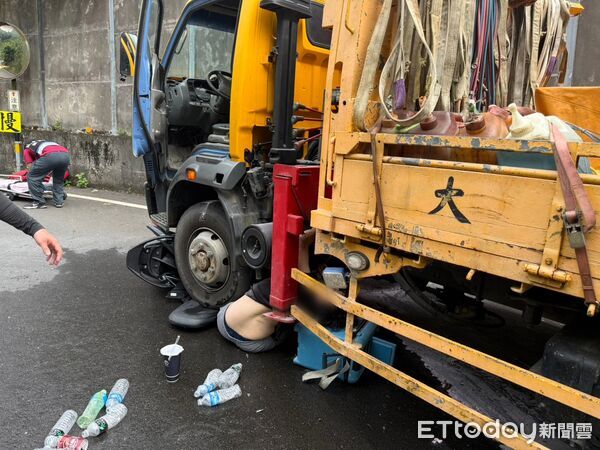 ▲台南楠西區一名20歲騎士疑似過彎不慎撞上吊車，整個人卡在車輪底下。（記者林東良翻攝，下同）