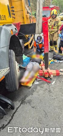 ▲台南楠西區一名20歲騎士疑似過彎不慎撞上吊車，整個人卡在車輪底下。（記者林東良翻攝，下同）