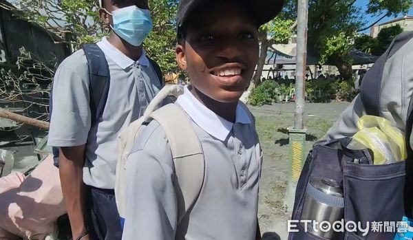 ▲▼各國留學生也來救災。（圖／記者黃彥傑攝)