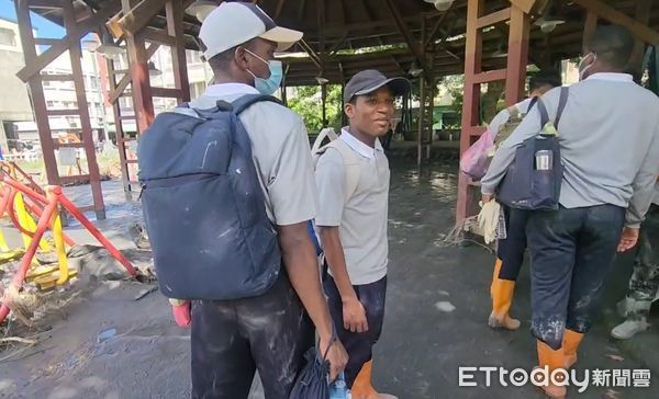 ▲▼各國留學生也來救災。（圖／記者黃彥傑攝)