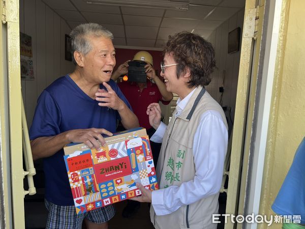 ▲台南市勞工局「做工行善團」教師節連假持續為弱勢修繕房屋，副市長趙卿惠帶隊慰勞志工，現場送上月餅與飲品致謝。（圖／記者林東良翻攝，下同）