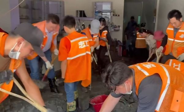 ▲▼民進黨志工隊連日投入救災。（圖／翻攝何博文threads）