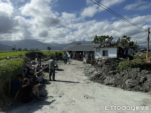 ▲▼救災工作推進阿陶莫部落災區　花蓮縣長徐榛蔚慰問災民溫情送暖。（圖／花蓮縣政府）