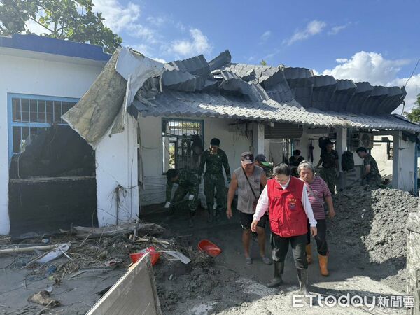 ▲▼救災工作推進阿陶莫部落災區　花蓮縣長徐榛蔚慰問災民溫情送暖。（圖／花蓮縣政府）