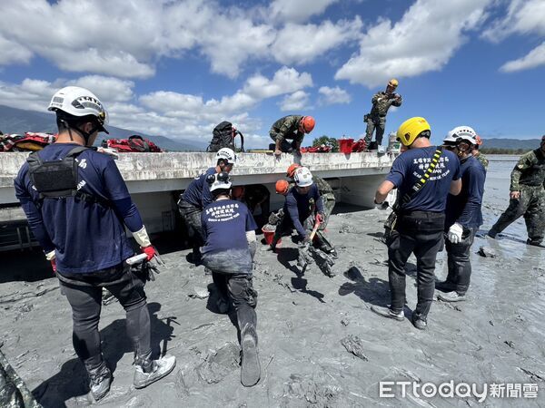 ▲▼又尋獲1遺體！民宅灌2m高泥沙被活埋。（圖／記者許宥孺翻攝）