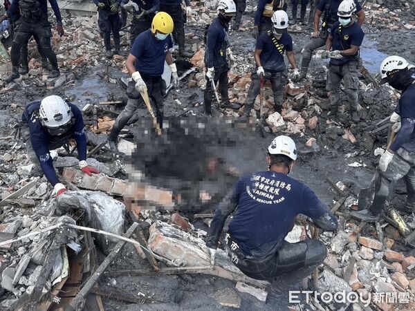 ▲▼又尋獲1遺體！民宅灌2m高泥沙被活埋。（圖／記者許宥孺翻攝）