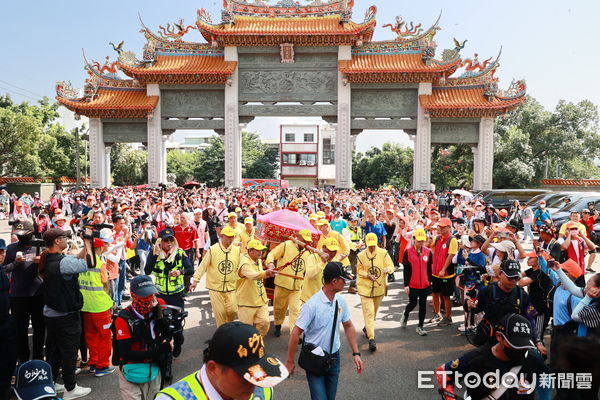 ▲粉紅超跑駕到！「三神合體」擠爆南投，信眾迎駕兼送暖花蓮。（圖／記者高堂堯翻攝）
