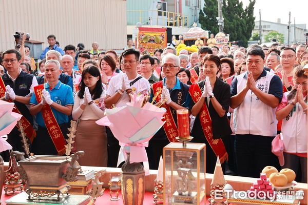 ▲粉紅超跑駕到！「三神合體」擠爆南投，信眾迎駕兼送暖花蓮。（圖／記者高堂堯翻攝）