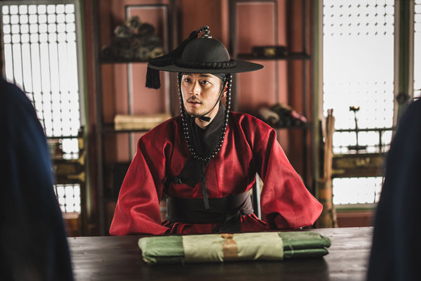 ▲▼這是路雲？《濁流之爭》顛覆男神形象　底層青年攜手商團千金辛叡恩逆襲。（圖／Disney+提供）