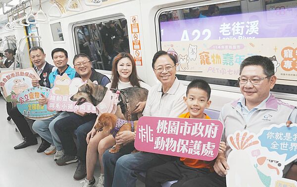 ▲桃園市長張善政今天下午帶毛小孩搭乘機場捷運初體驗。（圖／桃園市動保處提供）