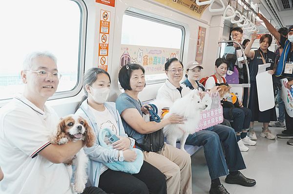 ▲桃園市長張善政今天下午與寵物飼主們體驗帶領毛小孩搭乘機捷初體驗。（圖／桃園市動保處提供）