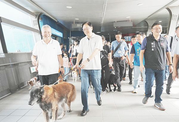 ▲桃園市長張善政今天下午帶毛小孩出席「桃園市寵物嘉年華」活動。（圖／桃園市動保處提供）