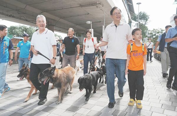 ▲桃園市長張善政帶著毛小孩與寵物飼主們出席「桃園市寵物嘉年華」活動。（圖／桃園市動保處提供）
