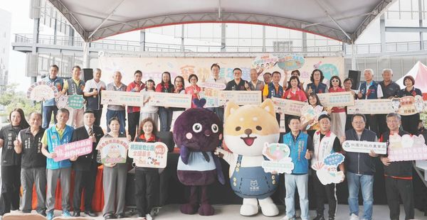 ▲桃園市長張善政出席「桃園市寵物嘉年華」，會後大合影。（圖／桃園市動保處提供）