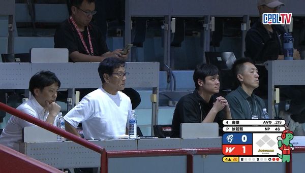 ▲▼火腿總管栗山英樹到天母觀看徐若熙。（圖／截自CPBL TV）