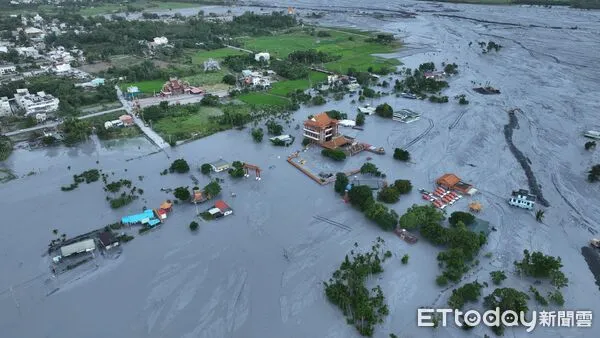 ▲▼花蓮光復鄉太馬太鞍溪堰塞湖潰堤水漫光復鄉空拍畫面。（圖／記者湯興漢攝）