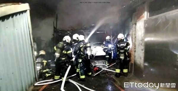 ▲▼北市內湖兩層樓建築物起火，警消動員80人搶救。（圖／記者邱中岳翻攝）