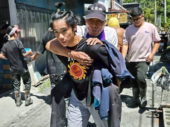 ▲▼光復鄉遇恐怖淹水　高中生「全體留下」救災：來幫忙是對的。（圖／基隆人日常社團／八斗高中原民班）