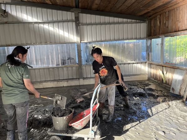 ▲▼光復鄉遇恐怖淹水　高中生「全體留下」救災：來幫忙是對的。（圖／基隆人日常社團／八斗高中原民班）