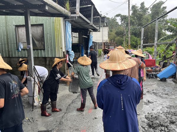 ▲▼光復鄉遇恐怖淹水　高中生「全體留下」救災：來幫忙是對的。（圖／基隆人日常社團／八斗高中原民班）