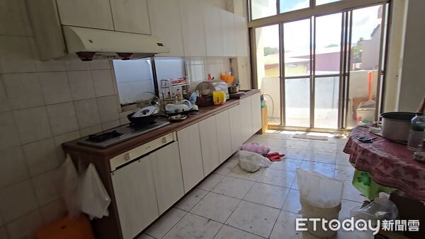 ▲因一樓無法清除淤泥，二樓廚房也滿是灰塵髒汙。（圖／記者劉邠如攝）