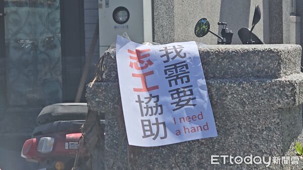 ▲有些居民等不到志工，貼出字條請求幫忙 。（圖／記者劉邠如攝）
