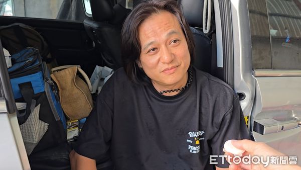 ▲潘先生感嘆，官員都只是打卡後就閃人，住家淤泥根本沒人來幫忙清 。（圖／記者劉邠如攝）