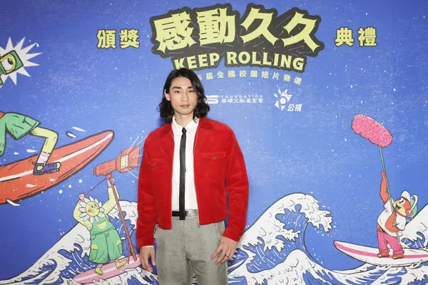 ▲第16屆感動久久頒獎典禮，章廣辰首次擔任評審，左起陳慧玲製作人、陳大璞導演、公視總經理徐秋華、華碩執行長魏杏娟、林正盛導演、李走狗、章廣辰。（圖／公視提供）