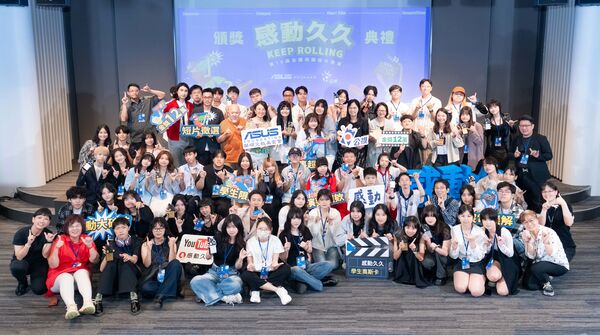 ▲第16屆感動久久頒獎典禮，章廣辰首次擔任評審，左起陳慧玲製作人、陳大璞導演、公視總經理徐秋華、華碩執行長魏杏娟、林正盛導演、李走狗、章廣辰。（圖／公視提供）