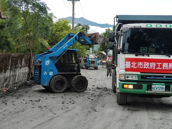 ▲▼花蓮環保局聯合北北基清除北富村垃圾 環境整潔再升級。（圖／花蓮縣府）