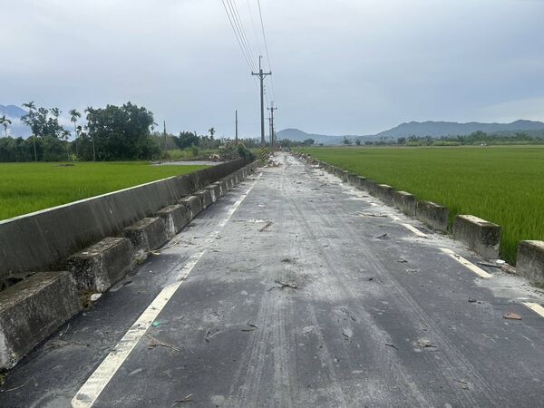 ▲▼花蓮環保局聯合北北基清除北富村垃圾 環境整潔再升級。（圖／花蓮縣府）