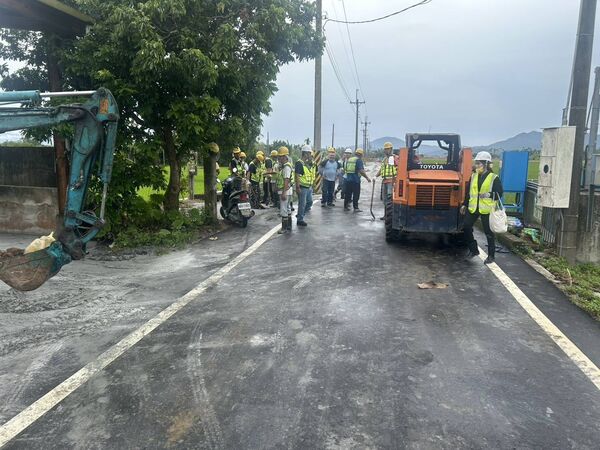 ▲▼花蓮環保局聯合北北基清除北富村垃圾 環境整潔再升級。（圖／花蓮縣府）