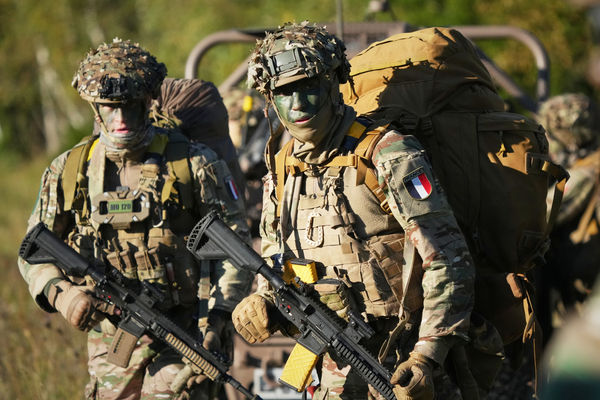 ▲▼法國軍人9月26日在愛沙尼亞薩雷馬島（Saaremaa Island）參加名為「皮克內」（Pikne，意為「閃電」）的多國軍事演習。（圖／達志影像／美聯社）