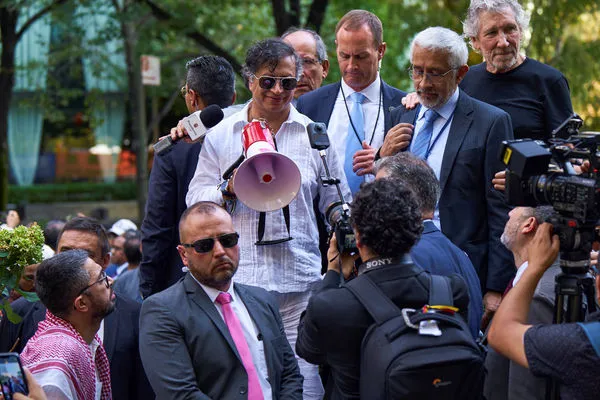 ▲▼哥倫比亞總統裴卓（Gustavo Petro）走上紐約街頭加入一場聲援巴勒斯坦的示威活動。（圖／路透）