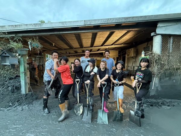 ▲「麒麟臂」助清泥！　高國輝、羅國華返鄉合力清理花蓮家園。（圖／羅國華臉書、高國輝ig）