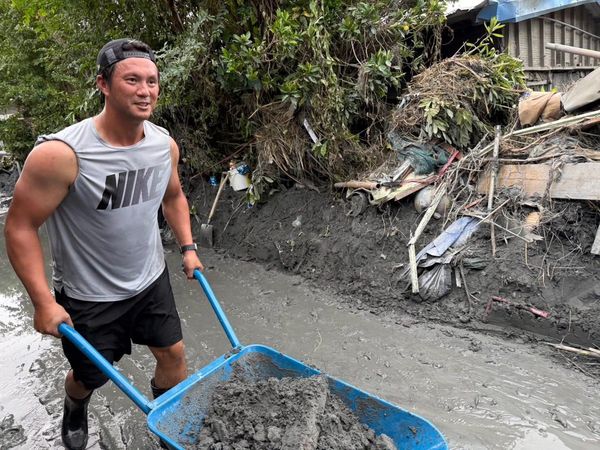 ▲「麒麟臂」助清泥！　高國輝、羅國華返鄉合力清理花蓮家園。（圖／羅國華臉書、高國輝ig）