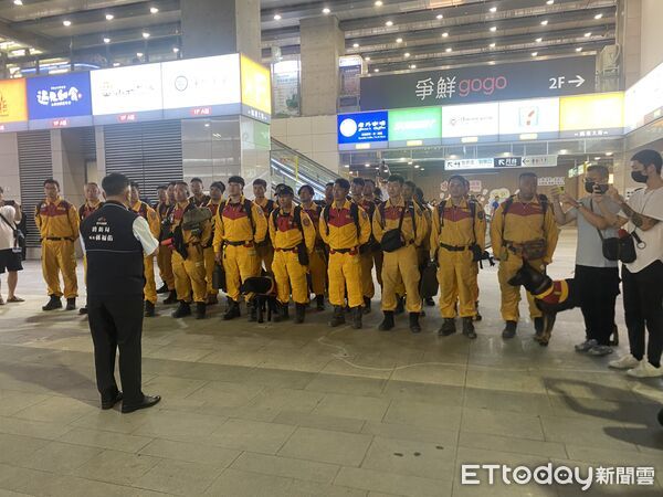 ▲深夜英雄歸來！台中特搜隊步出車站,「如雷掌聲+尖叫」響徹大廳 畫面暖哭。（圖／台中市消防局提供）
