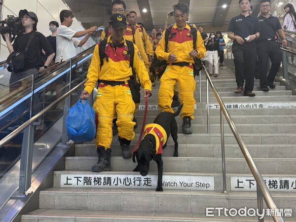 ▲深夜英雄歸來！台中特搜隊步出車站,「如雷掌聲+尖叫」響徹大廳 畫面暖哭。（圖／台中市消防局提供）