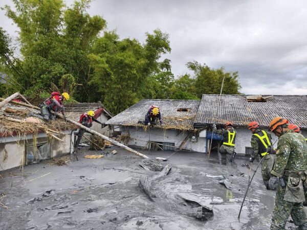 ▲▼新北市府消防局特搜隊在花蓮光復鄉佛祖街46巷堪查開挖搜尋任務。（圖／新北特搜隊提供）