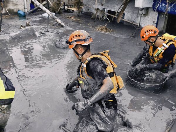 ▲▼新北市府消防局特搜隊在花蓮光復鄉佛祖街46巷堪查開挖搜尋任務。（圖／新北特搜隊提供）