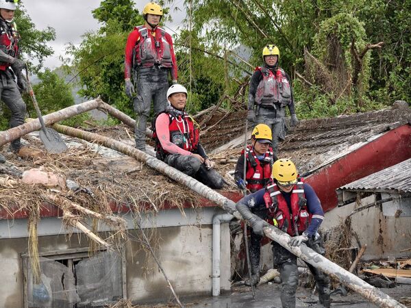 ▲▼新北市府消防局特搜隊在花蓮光復鄉佛祖街46巷堪查開挖搜尋任務。（圖／新北特搜隊提供）