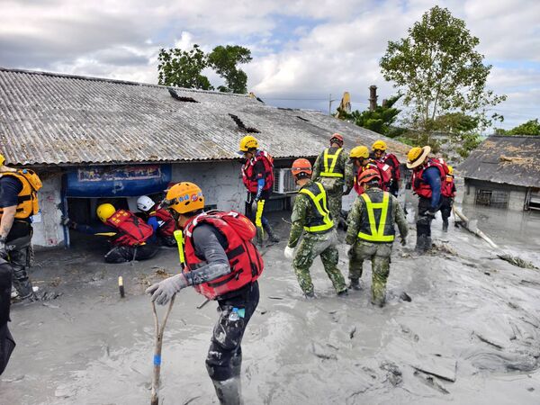 ▲新北市府消防局特搜隊在花蓮光復鄉佛祖街46巷堪查開挖搜尋任務。（圖／新北特搜隊提供）