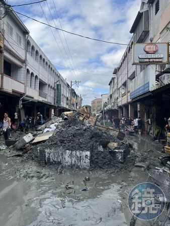敦厚路中央清出的淤泥。