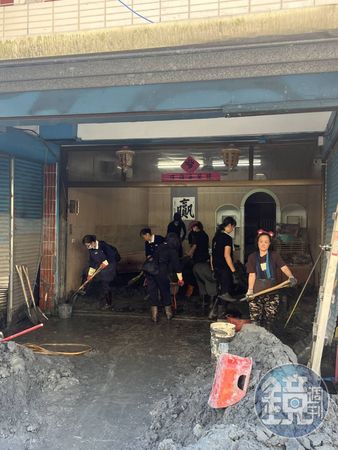 幫忙清理的志工跟居民家的贏字畫。