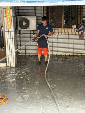 ▼新北特搜隊在花蓮光復鄉執行水箱車至和平街協助道路清理任務。（圖／新北特搜隊提供）