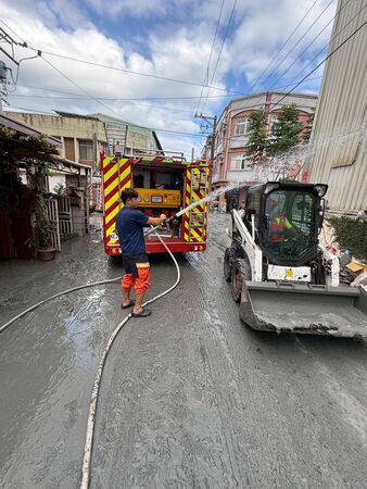 ▲▼新北特搜隊在花蓮光復鄉執行水箱車至和平街協助道路清理任務。（圖／新北特搜隊提供）