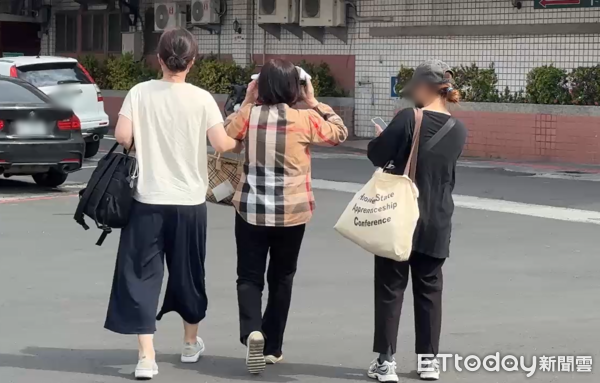 ▲▼高雄旗山父女倒臥車內1死1重傷，母親前往殯儀館相驗。（圖／記者陳宏瑞攝）